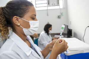 202304110032_Vacinacao_Bivalente_e_Influenza_Foto_BrunoCampos.JPG